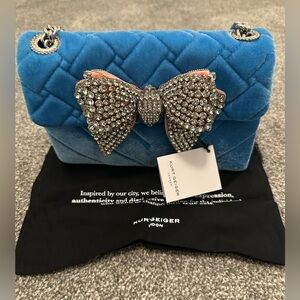 KURT GEIGER VELVET MEDIUM KENSINGTON IN BRIGHT BLUE